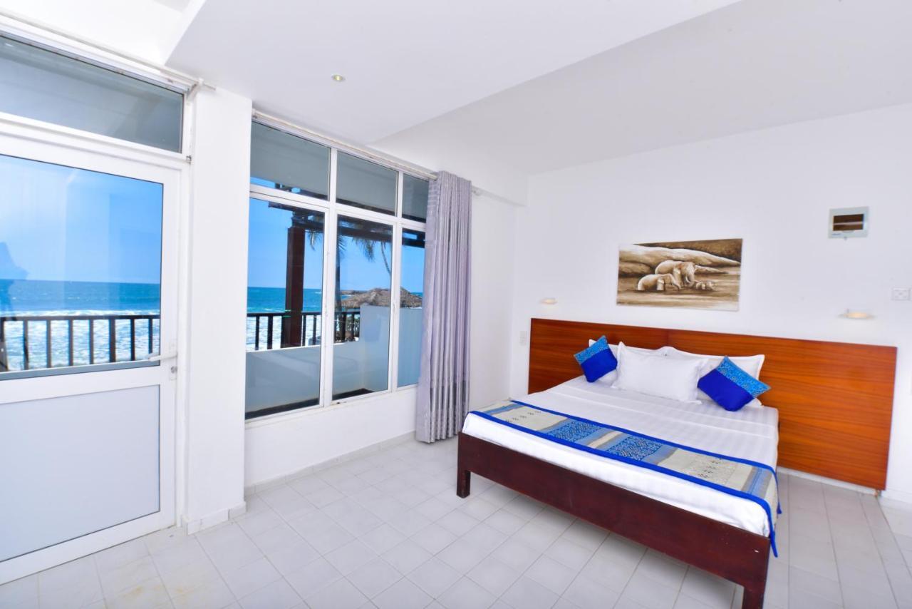 Lucky Seven Beach Resort Hikkaduwa Esterno foto